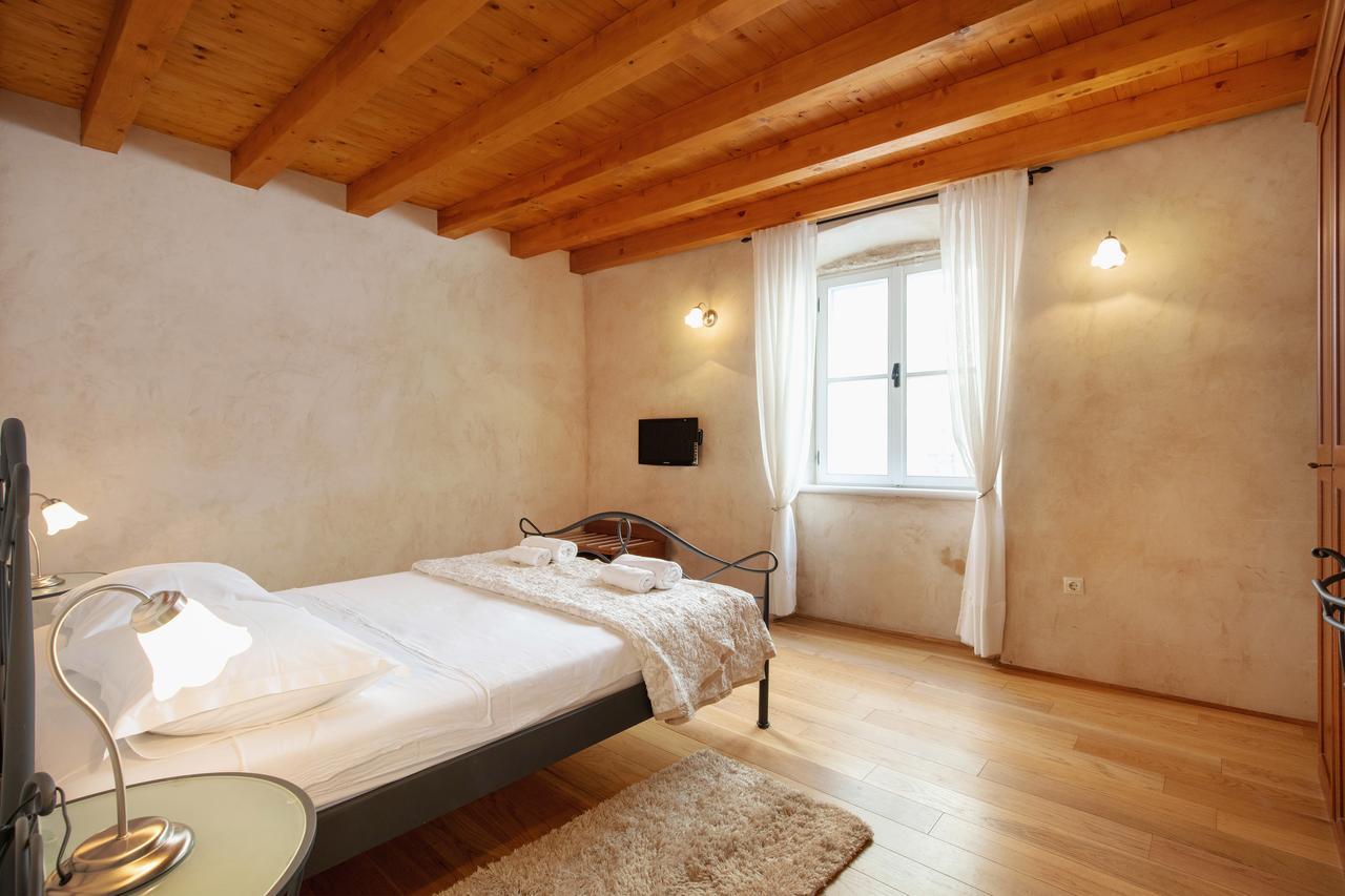 Villa Mama - Traditional Apartments In Omis, Free Parking Eksteriør bilde