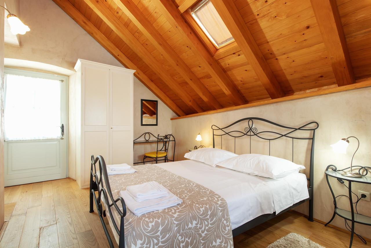 Villa Mama - Traditional Apartments In Omis, Free Parking Eksteriør bilde