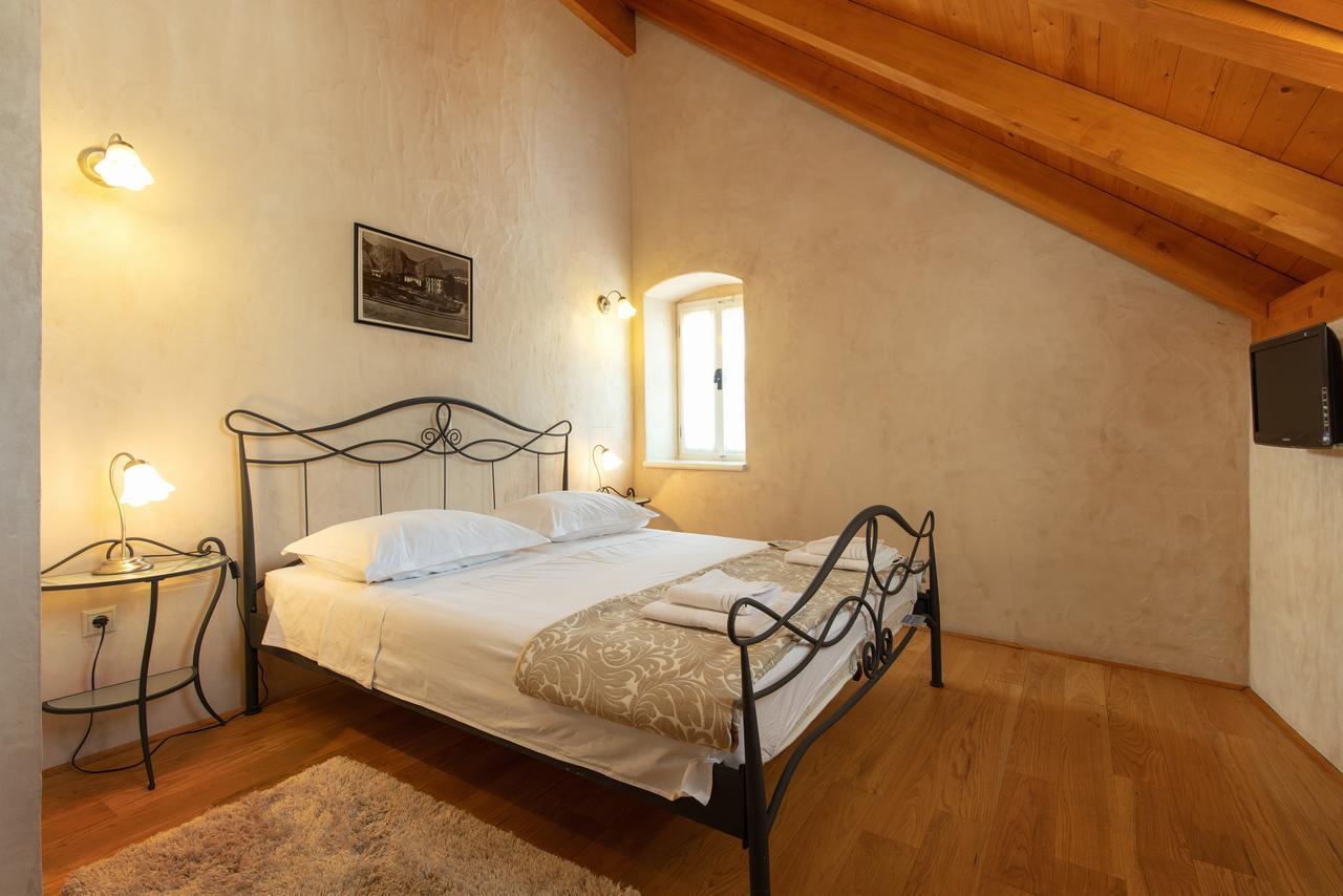Villa Mama - Traditional Apartments In Omis, Free Parking Eksteriør bilde